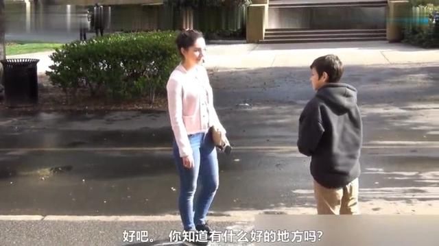 国外有多少拜金女？十二岁男孩手拿现金求约会，美女纷纷牵手