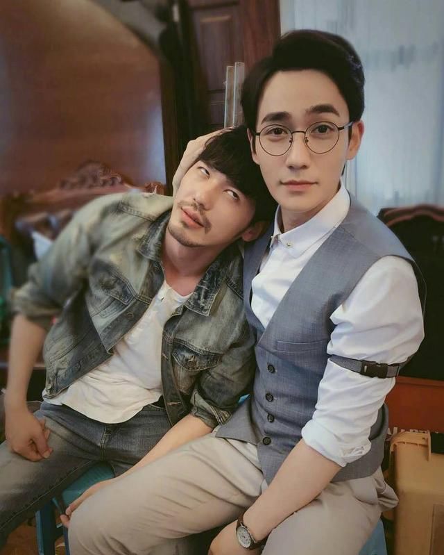 邓超当爹上瘾,新片收白宇做儿子,镇魂CP与邓