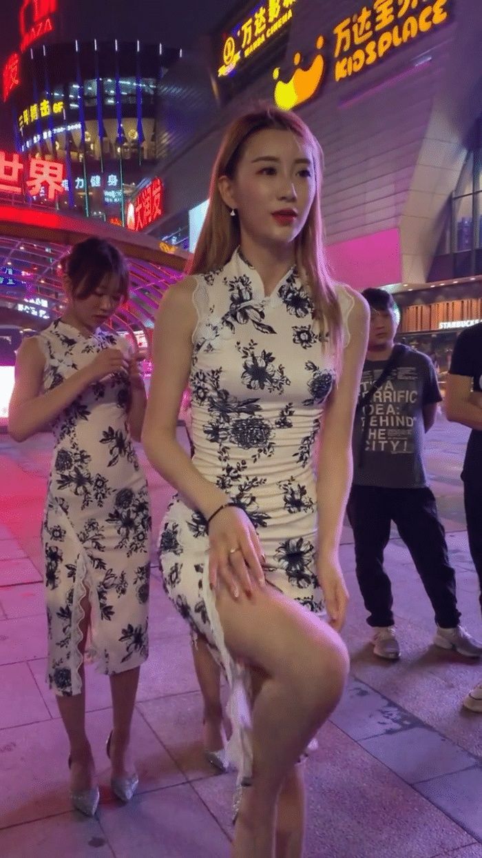 美女模特双腿旗袍出现街头,美女淤青,惹人疼穿着家里欲望犬的图片