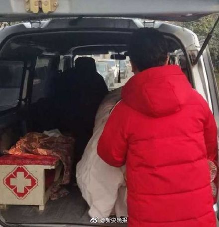 坚强追梦!幼师面试前出车祸骨折,她要求抬着担