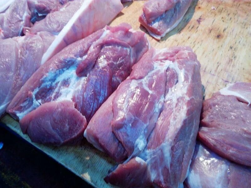 谁说新疆人过年不吃猪肉，就是越过年越便宜，24元一公斤随便挑