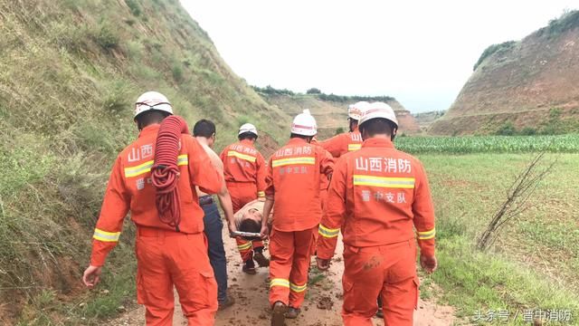 体重200斤男子酒后摔下50米山坡,次日被消防