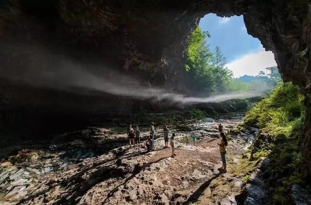 重庆旅游一脚跨秦巴，一月照千峰