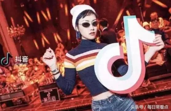 抖音中的 网红 靠什么方式赚钱?看到这里顿时