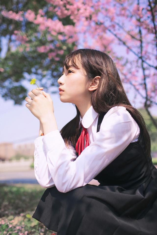 夜深了,一个人静静思考着人生