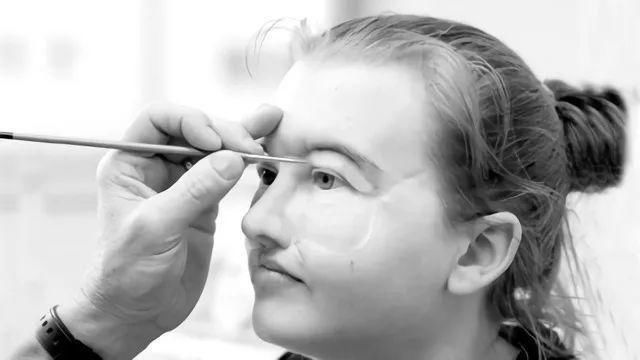 16岁少女被猎枪打中变无脸人多年后为了儿子