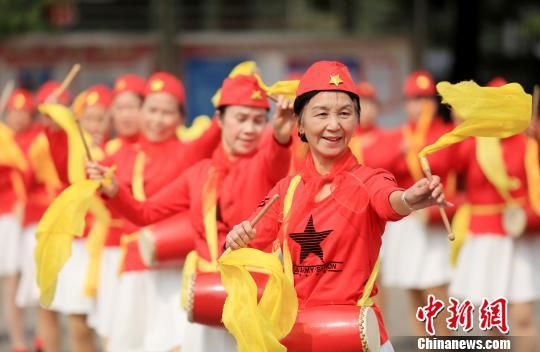 (新春见闻)广西民众街头举排灯扭腰鼓闹新春
