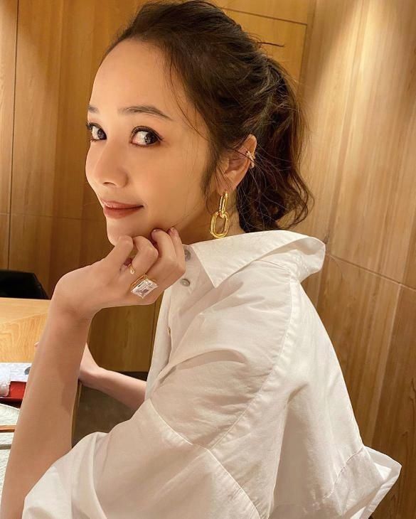 周杰伦带女儿四手联弹，网友却说他像郎朗：太忘我