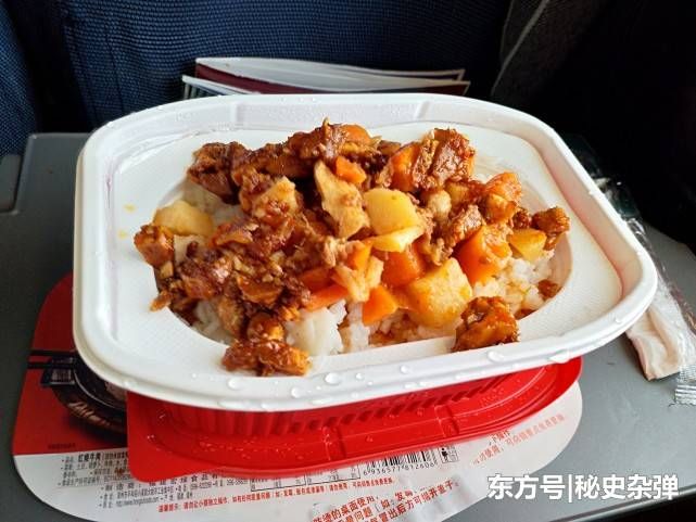 实拍：高铁上的盒饭“吃不起”，自带美食旁边人“羡慕不已”！