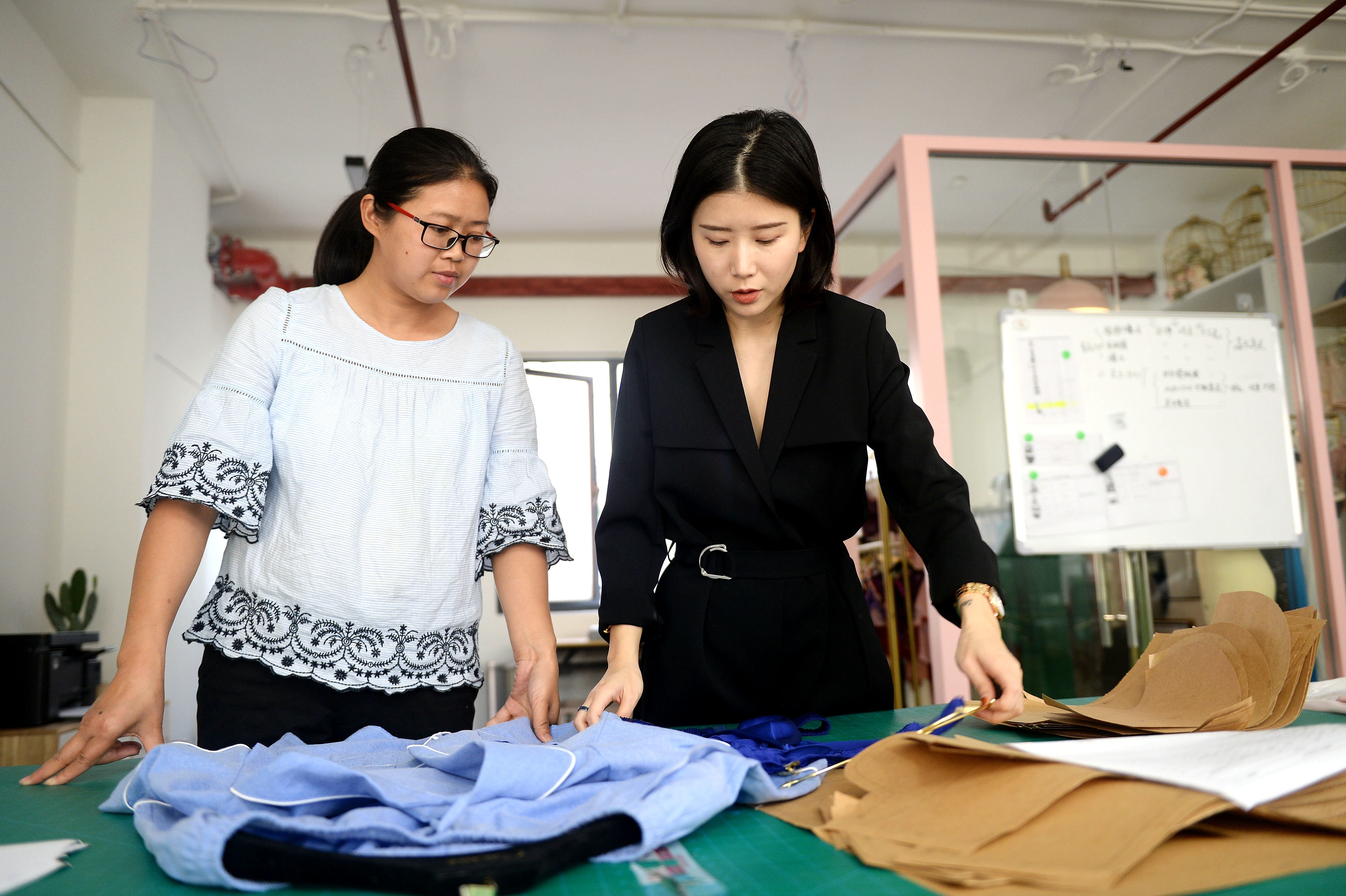 医生剪开美女内衣图片_美女被医生剪开衣服