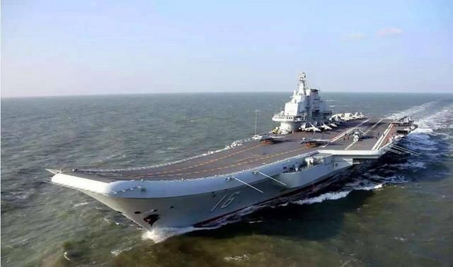 历史性的一刻!中国首艘国产航母首次出海