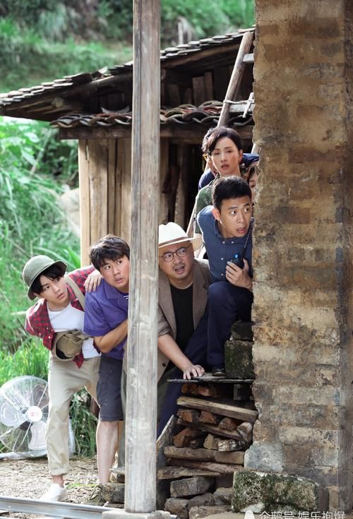 王俊凯《我和我的家乡》花絮照曝光，变身乖学生，上演躲猫猫