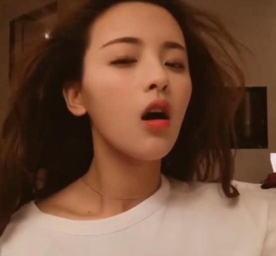 午夜福利网杨超越深夜直播送福利看到开唱的一瞬间网友:怕是喝了