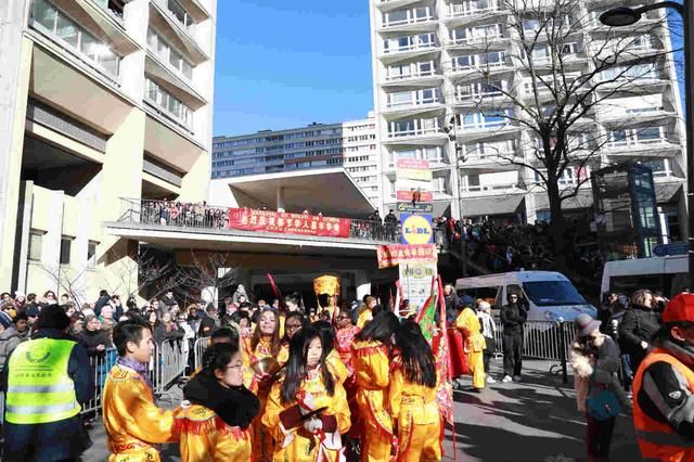 巴黎13区举行春节彩妆游行 华裔新生代走上前台