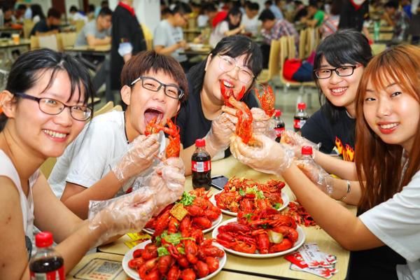 抖音网红小龙虾来了！南航毕业季龙虾节开幕