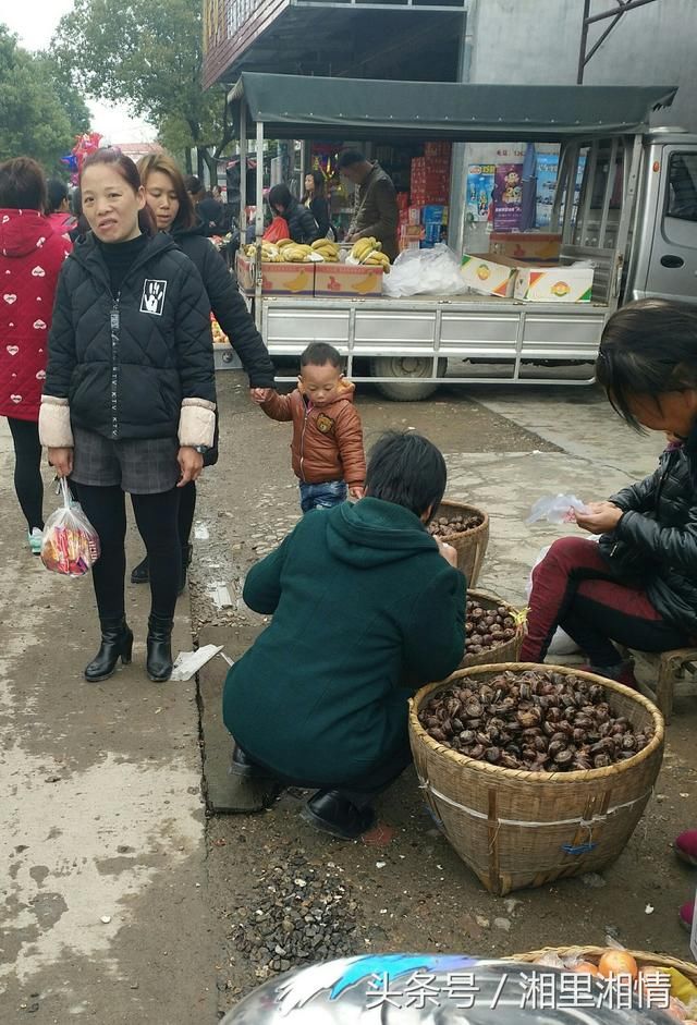 农村阿姨在集市摆地摊，一种被疯狂抢购，另一种丝毫未动