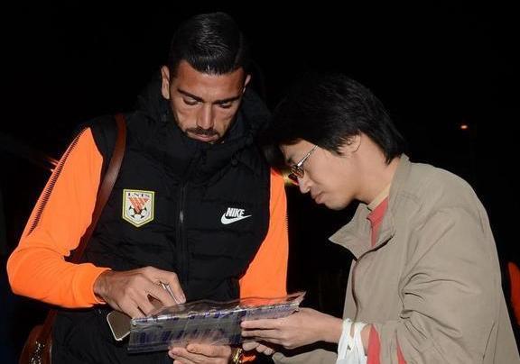 鲁能深夜抵达上海,四大外援随队,李霄鹏派出最