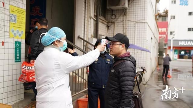 武汉疫情一线警察