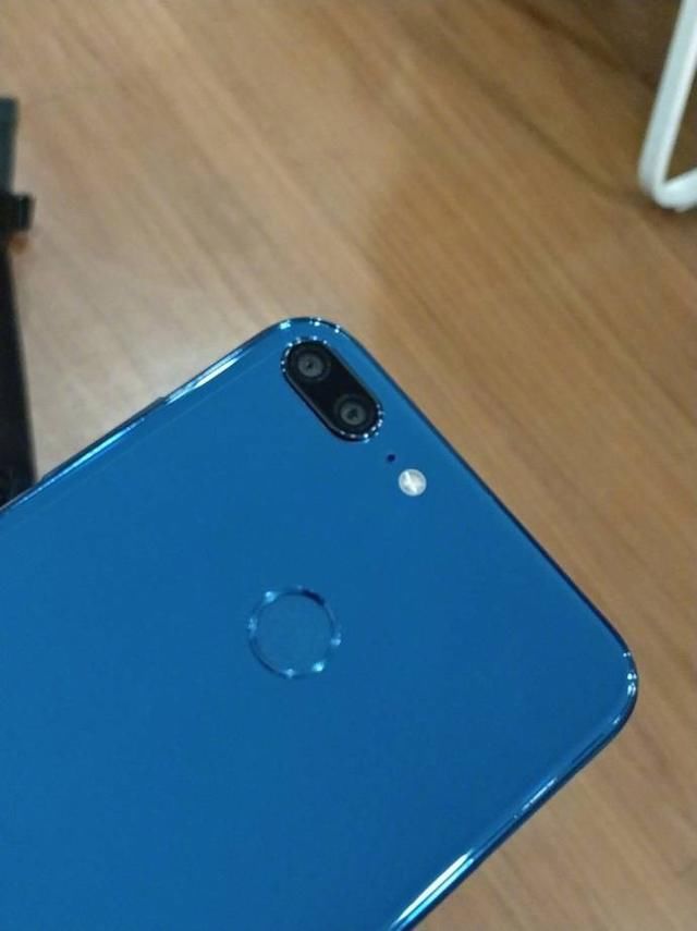 荣耀9青春版真机上手实拍,千元机颜值的代表,