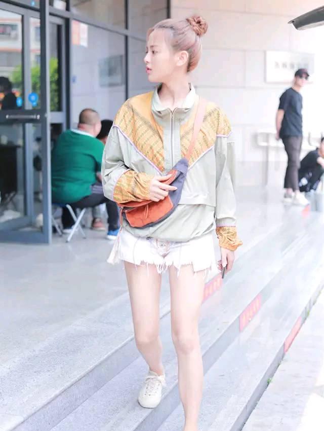 漫画赏饭吃?杨超越拥有美女脸就算了,穿老天色情的漫画奶油图片