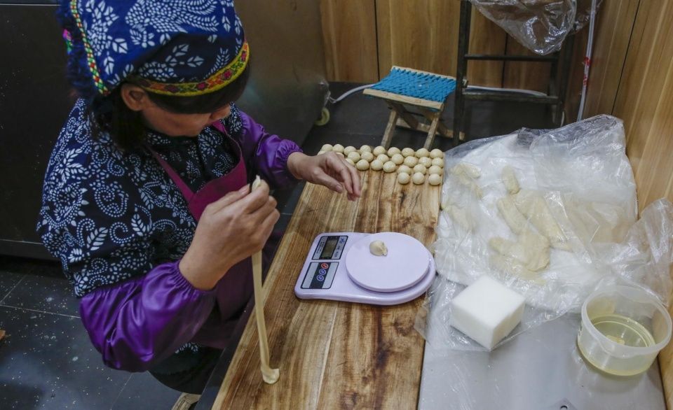 鲁中农村景区，农民大姐现场做百年民间传统美食遭围观，生意火了