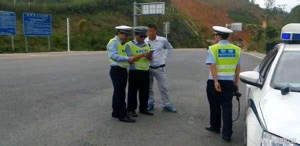 驾驶证信息添加到支付宝卡包里,遇到交警查车