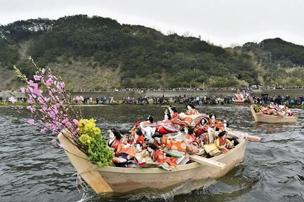 日本女儿节400个人偶堆在木船中在海上漂流