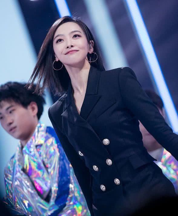 最近的宋茜人鱼姬眼妆火了,眼影夸张,网友:驾