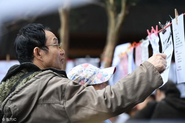 农村光棍和城里却剩女，一个在天上 一个在地上