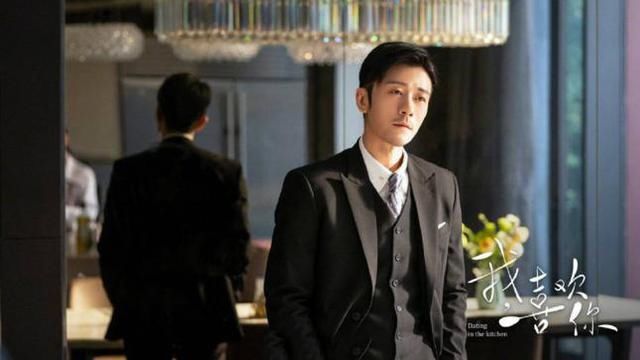 亲妈是制片人，干妈是知名导演，有演技有颜值他却平淡存在了20年
