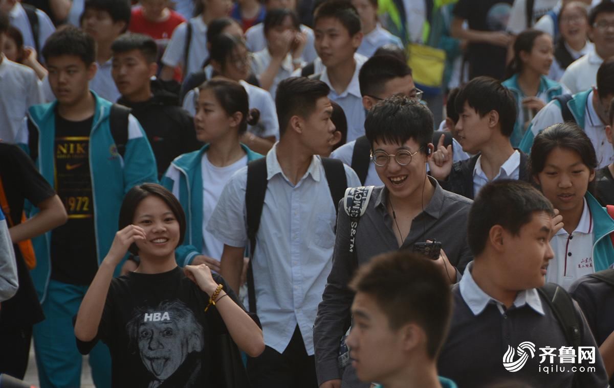 2018济南中考首日告捷!山师附中考点考生微笑