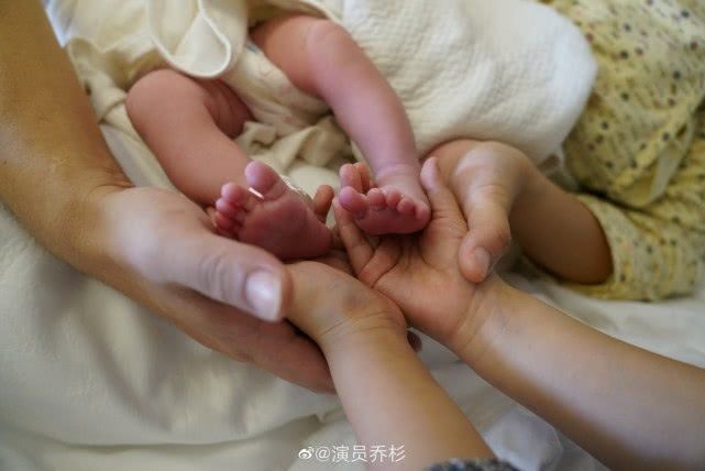 乔杉喜迎二胎女儿出生 晒一家四口照片幸福美