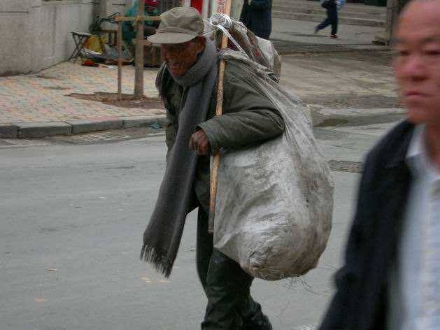 除夕夜父亲被赶出家门,乞丐请他吃了口年夜饭,1天后村里人傻了