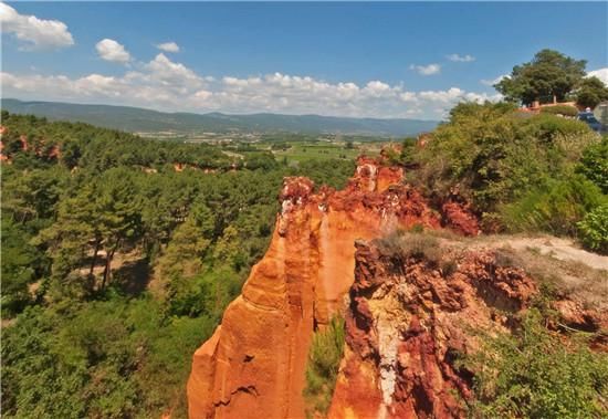 老钱推荐：血色高崖上的红土城——法国小镇鲁西永Roussillon