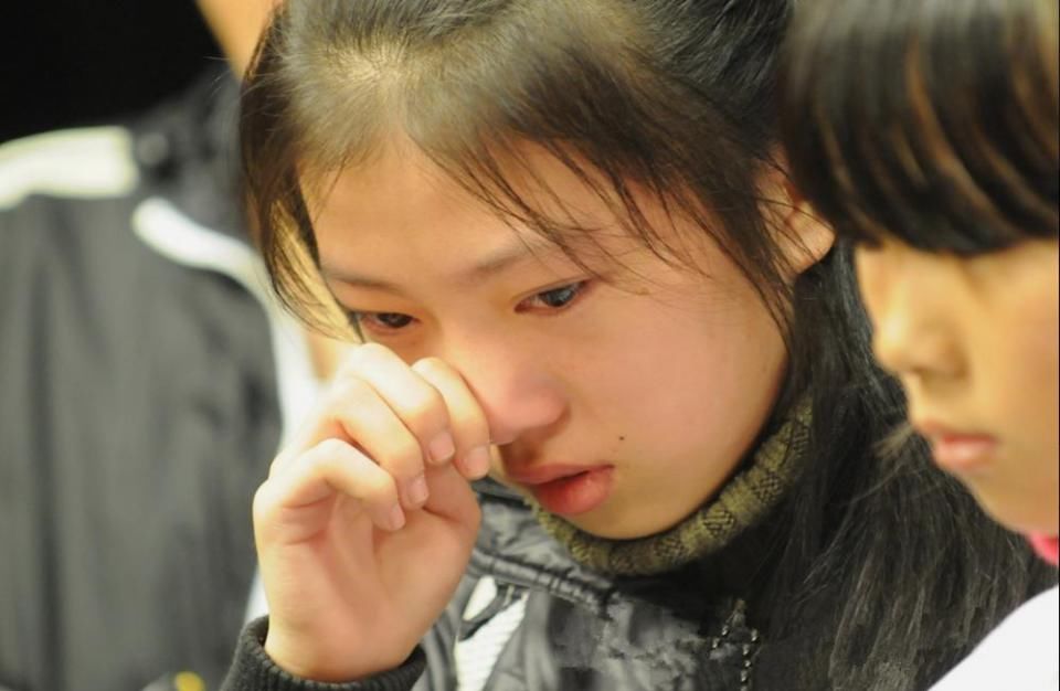 学习委员中考数学交白卷,老师翻开她书包,看到