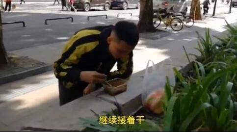餐盒漏油遭退!帅气外卖小哥路边弯腰吃酸辣粉:没办法扔掉浪费!