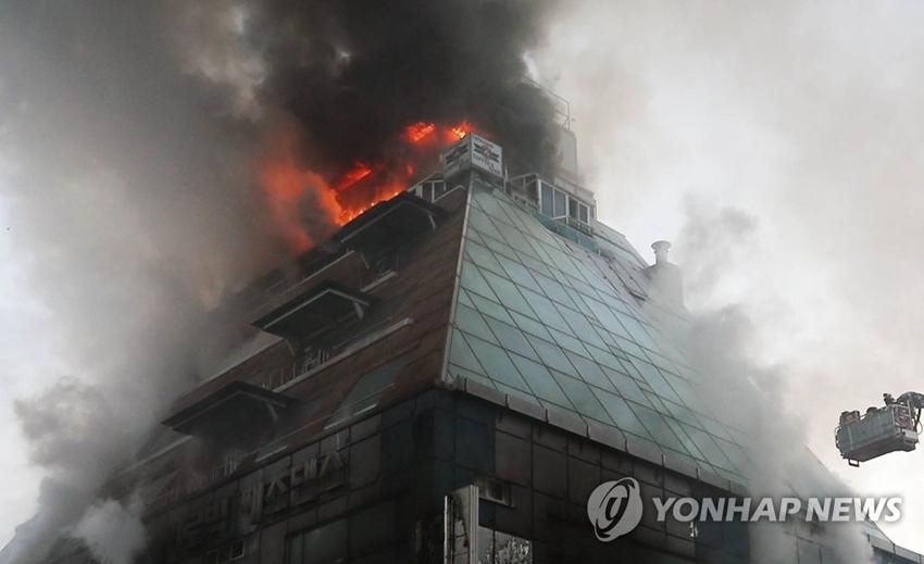 韩国堤川8层建筑起火 造成29人死亡【组图】
