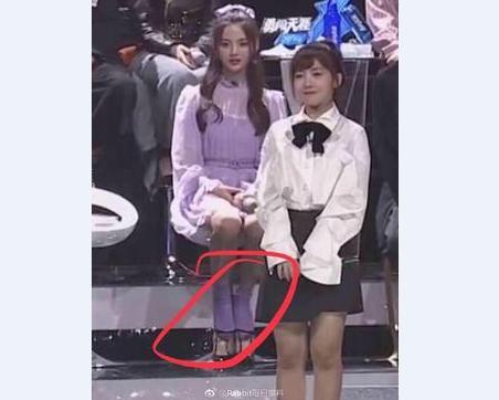 杨超越在直播节目里脱鞋 网友:职业道德和素养