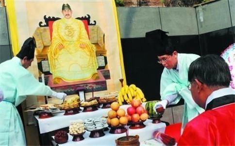 重庆发现一座墓地，三万韩国人都认墓主是祖宗，如今每年都来祭拜