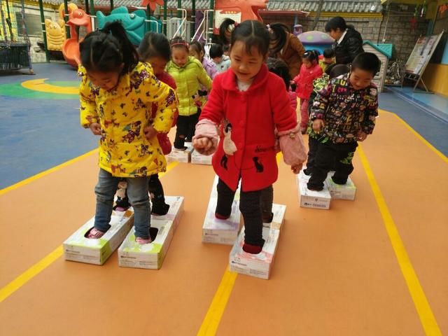 武当山特区幼儿园举行自制户外游戏器械评比