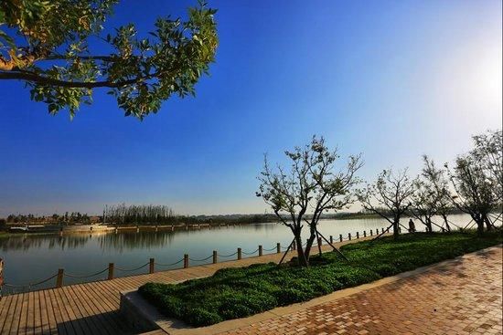 兰州九钢职工在原工会主席的带领下参观兰州新区及国源粮油市场