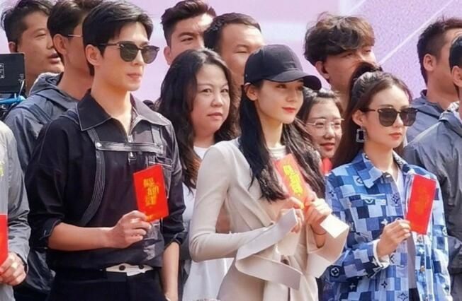 迪丽热巴新剧开机，现场众星云集，潘粤明被放到了首位