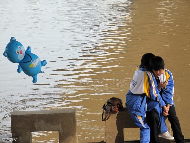 中学大屏幕,轮播学生早恋照片,孩子早恋一味打