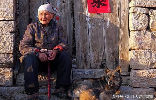 女儿远嫁六年，每月寄钱人不归，母亲装病骗她回家，看到来人傻了