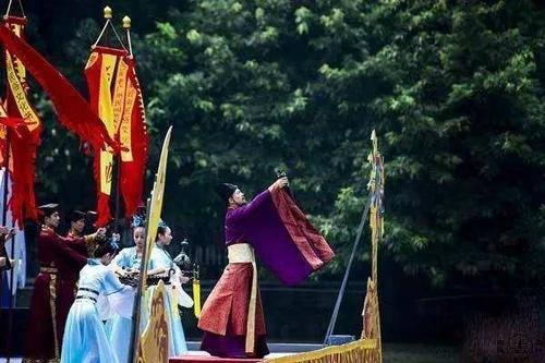 拜神戴叶吃西瓜,贴膘晒秋怕打雷--你不知道的立