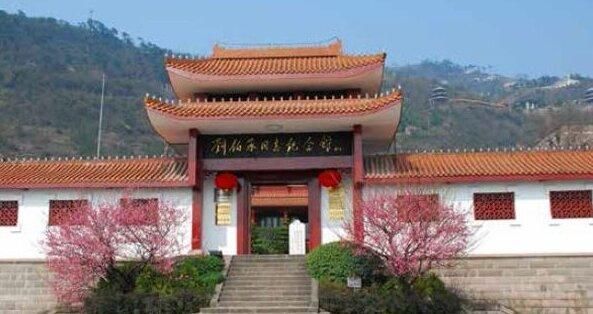 刘伯承元帅墓为什不在八宝山，而在将军岭第一个129台阶处？