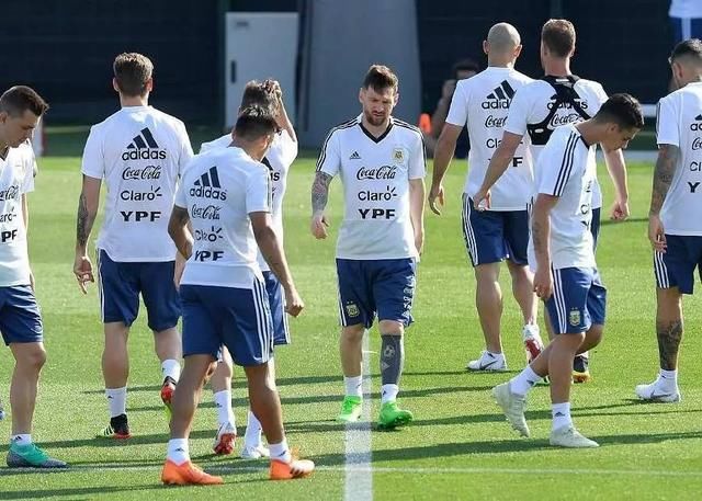 球衣被焚烧,梅西终于沉不住气,世界杯前的最后