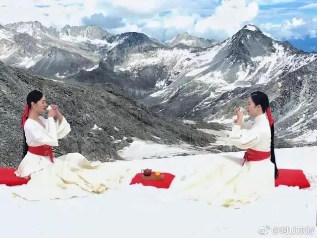炎炎夏日四川这个景区还有超模拍冰雪主题时装秀 真凉快！