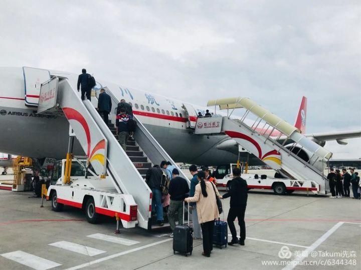 一顿晚餐上了8个碟子,四川航空的商务舱还是让