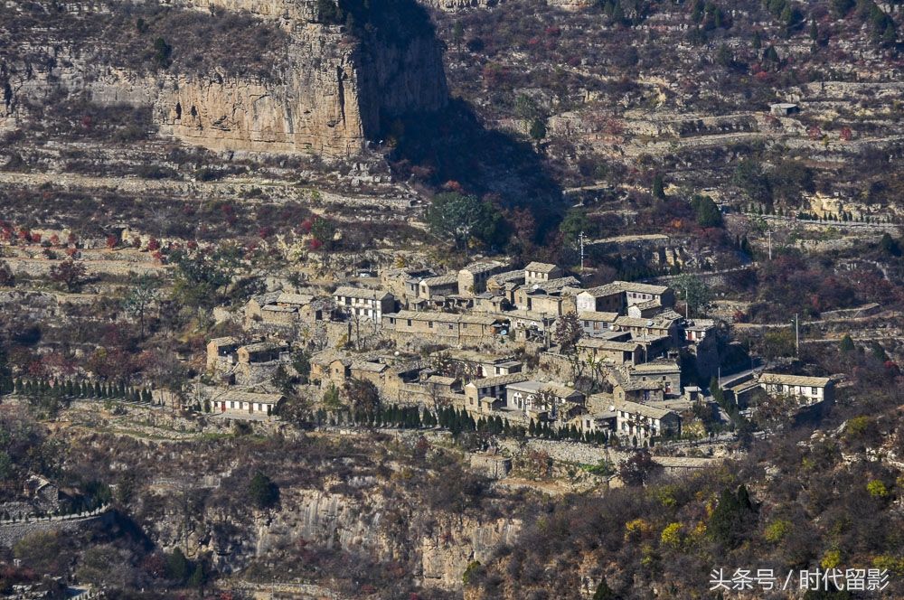 岳飞后代逃难藏匿深山中，用石头在绝壁上建了一处“世外桃源”